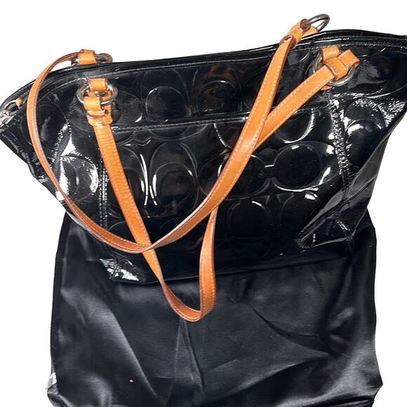 Coach Embossed C Patent Leather
Black Tote Bag Shoulder bag zip closure - Picture 6 of 9
